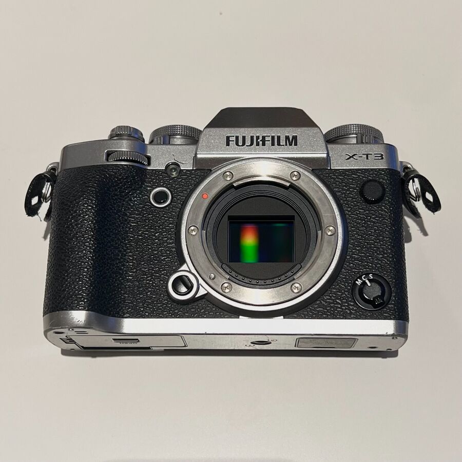 Fujifilm X-T3 26.1 MP DSLR Camera - Silver (Body Only) + 2 batteries